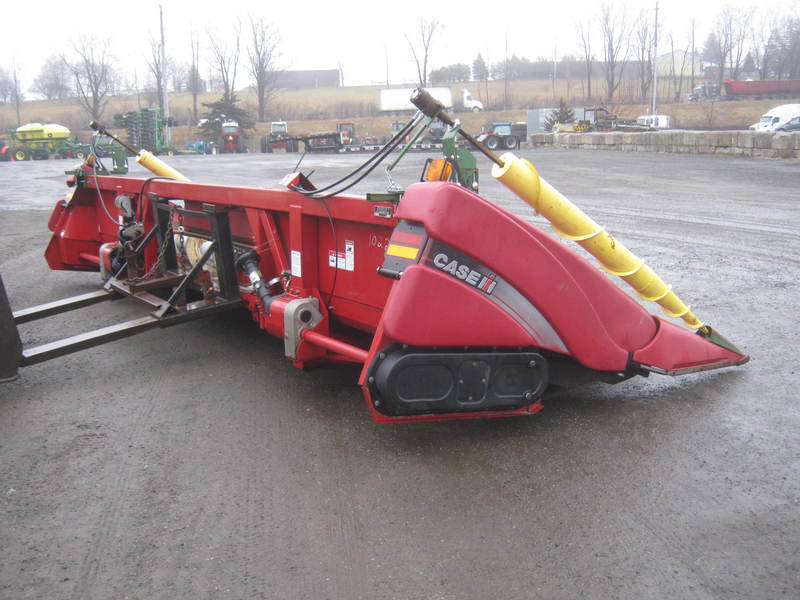 Combines & Harvesting Equipment  Case IH 2208 Corn Head  Photo